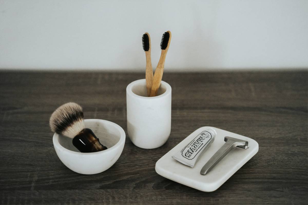 Infographic comparing silicone vs metal beard combs showing friction levels, breakage risk, and static electricity generation