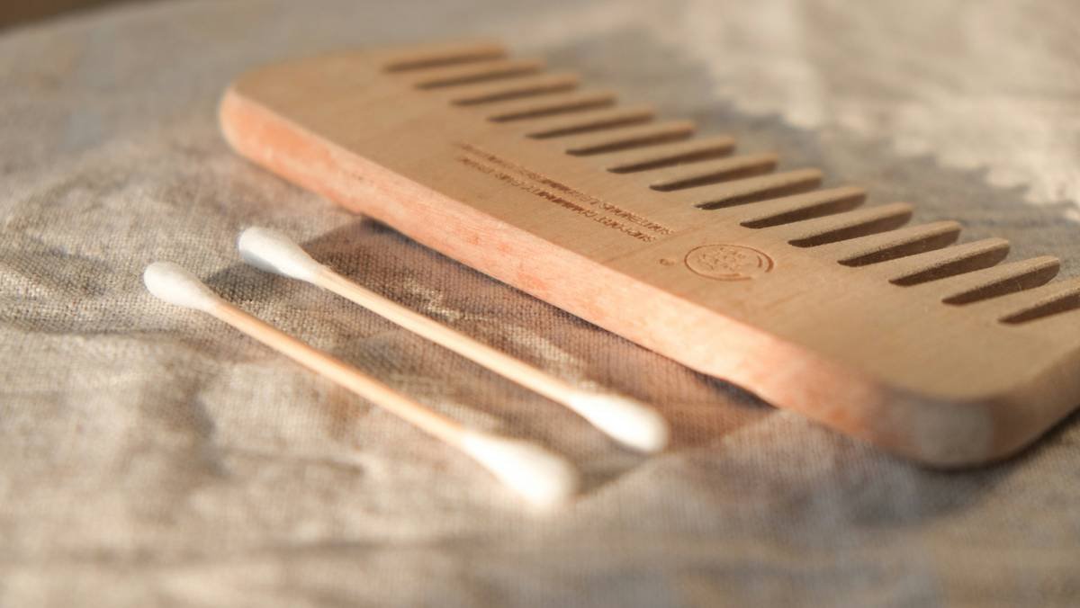 Side-by-side comparison of plastic vs. wooden beard comb effects on hair breakage and static